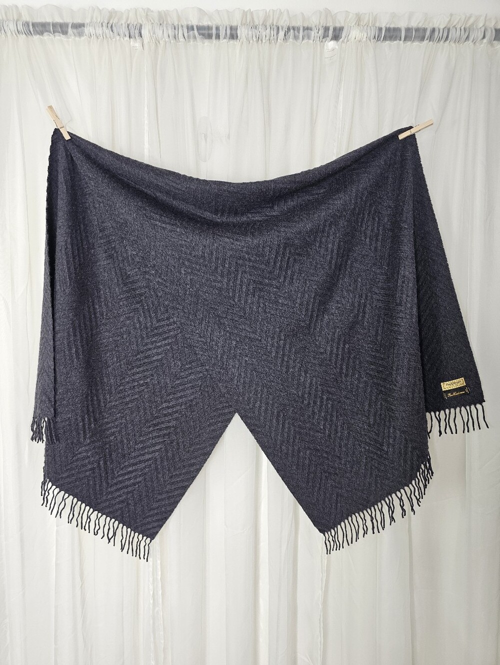 Paul Stuart Puro Cashmere Chevron Herringbone Split Back Ruana Wrap Scarf Fringe